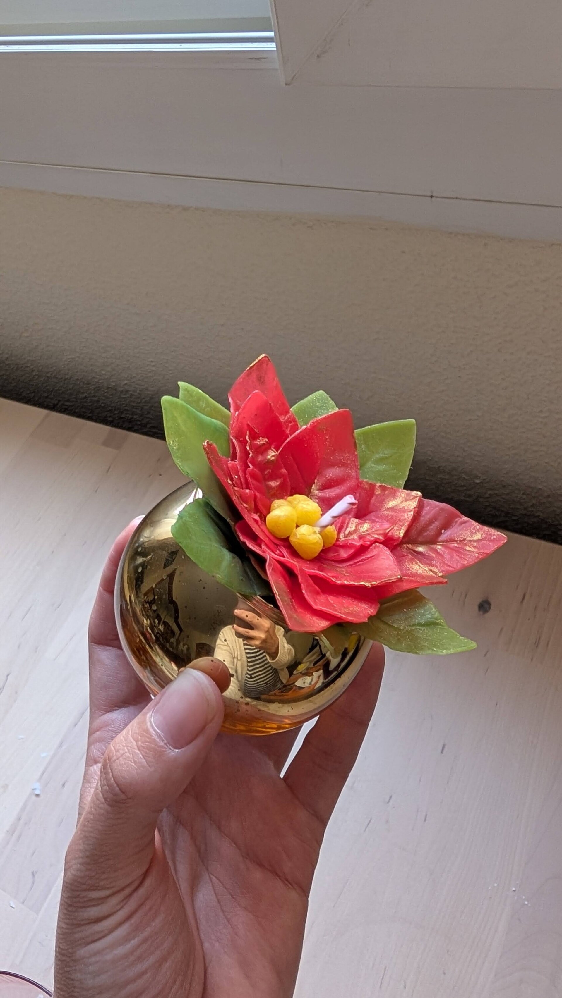 Estrella de Navidad - Vela artesanal con poinsettia en candelabro dorado - 3