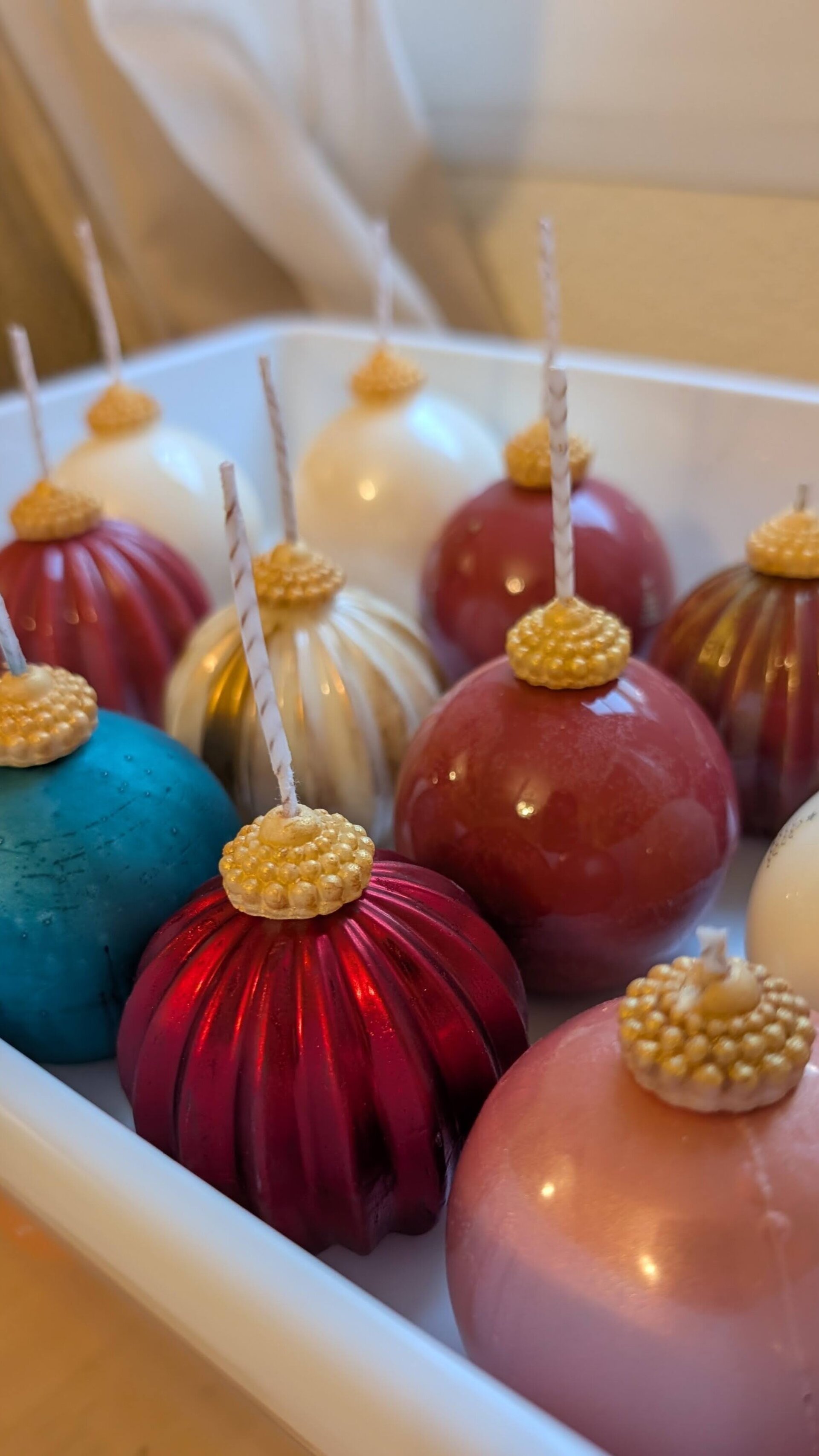 Bola de Adorno - Velas artesanales en forma de esfera navideña - 4