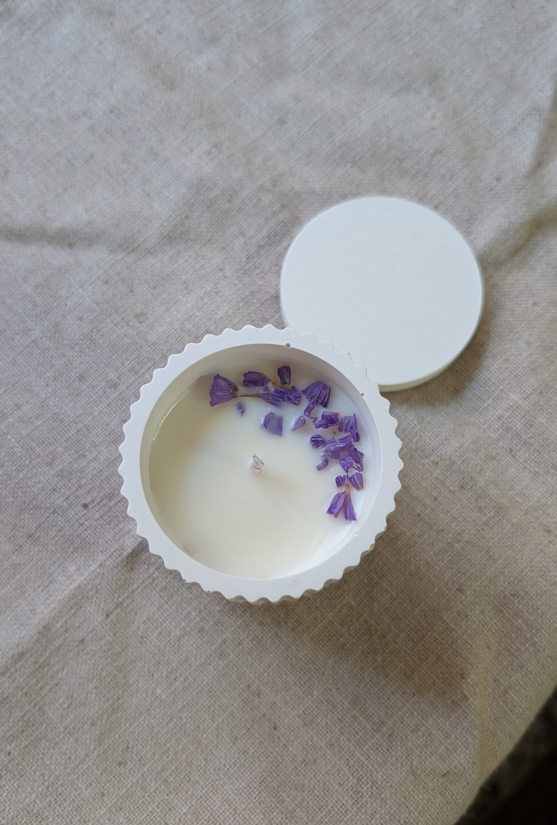 Aromagia Vela floral en vaso acanalado con tapa - 1