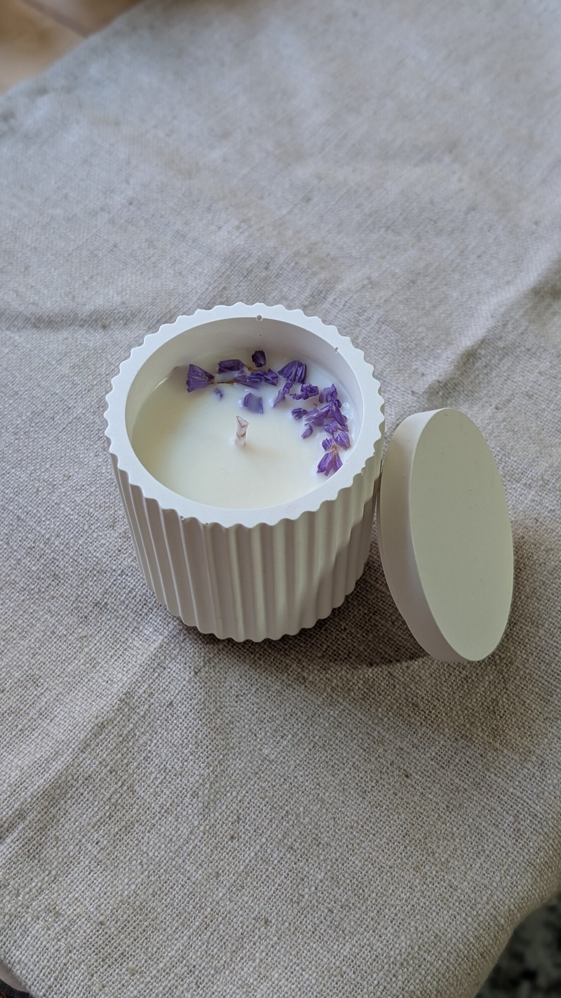 Aromagia Vela floral en vaso acanalado con tapa - 2